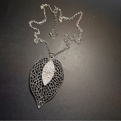 Vintage Alloy Crystal Rhinestone Hollow Leaf Pendant Necklaces for Women LS-ET3744-1