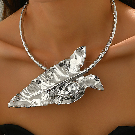 Exaggerated Zinc Alloy Crystal Rhinestone with Plastic Pearl Leaf Choker Necklaces for Women FS-WGACF56-02-1